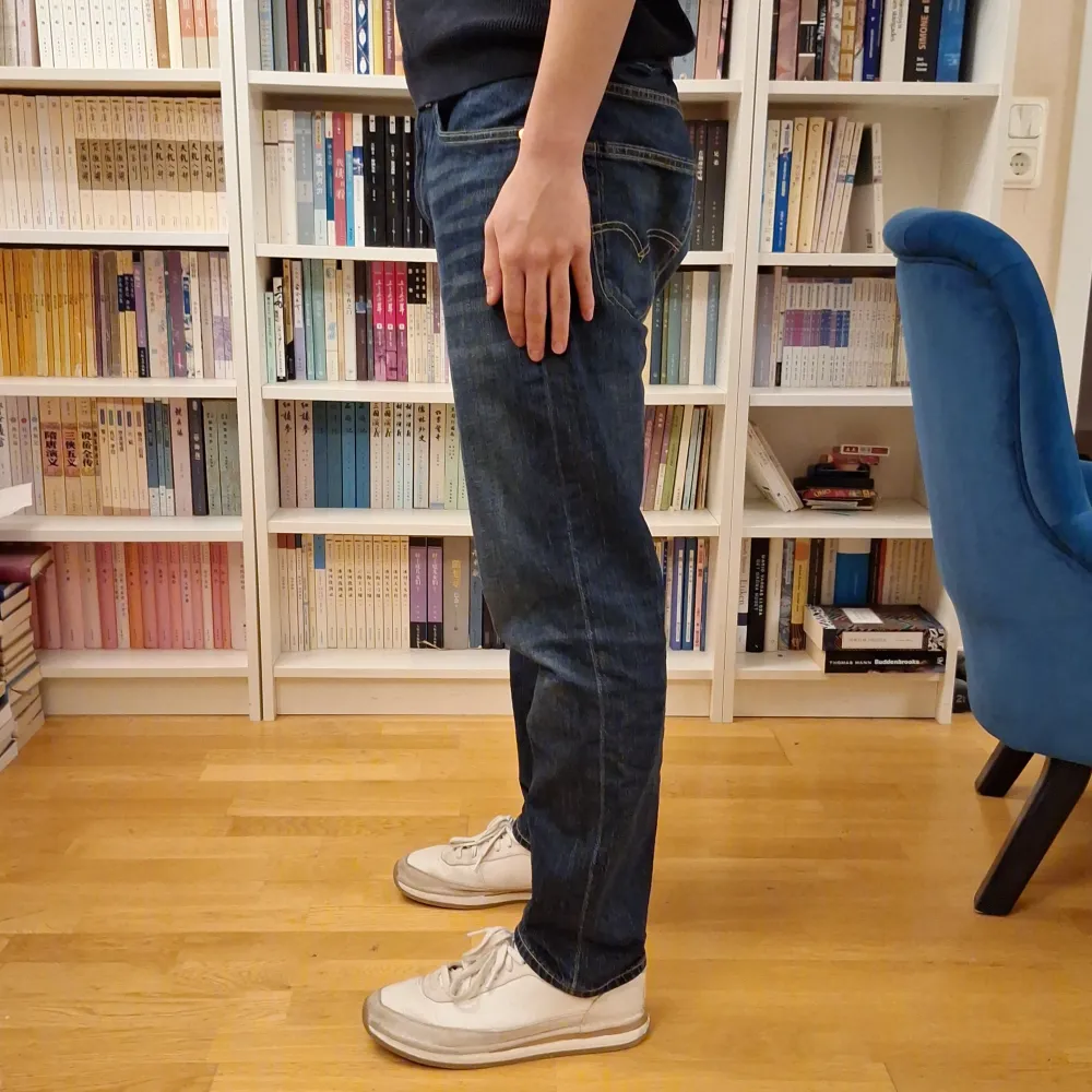 Säljer ett par Levi's 502 blåa jeans då de inte används mer. Den har en straight fit passar bra med de flesta outfits. Skick: 7/10. Jeans & Byxor.