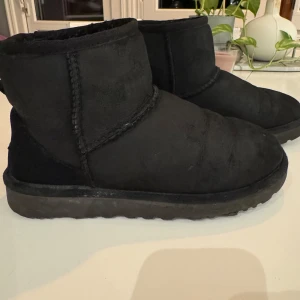 Ugg mini - Fint använt skick, impregnerade och inga vatten/salt skador. En liten defekt från vid tån som knappt syns. 