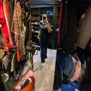 Svart t-shirt med paljettdetaljer från Pinko - Säljer en snygg svart t-shirt från Pinko med glittriga paljettdetaljer i form av vingar på bröstet. Perfekt för att liva upp en outfit! T-shirten har en normal passform och korta ärmar. Passar både till vardags och fest. Vet dock inte exakt storlek men har på mig S i vanliga fall, köpte för 1800!