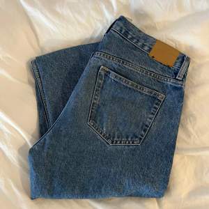 Weekday Space Relaxed Straight Jeans seven blue. Storlek 29/32. Gott skick. Nypris 600kr.