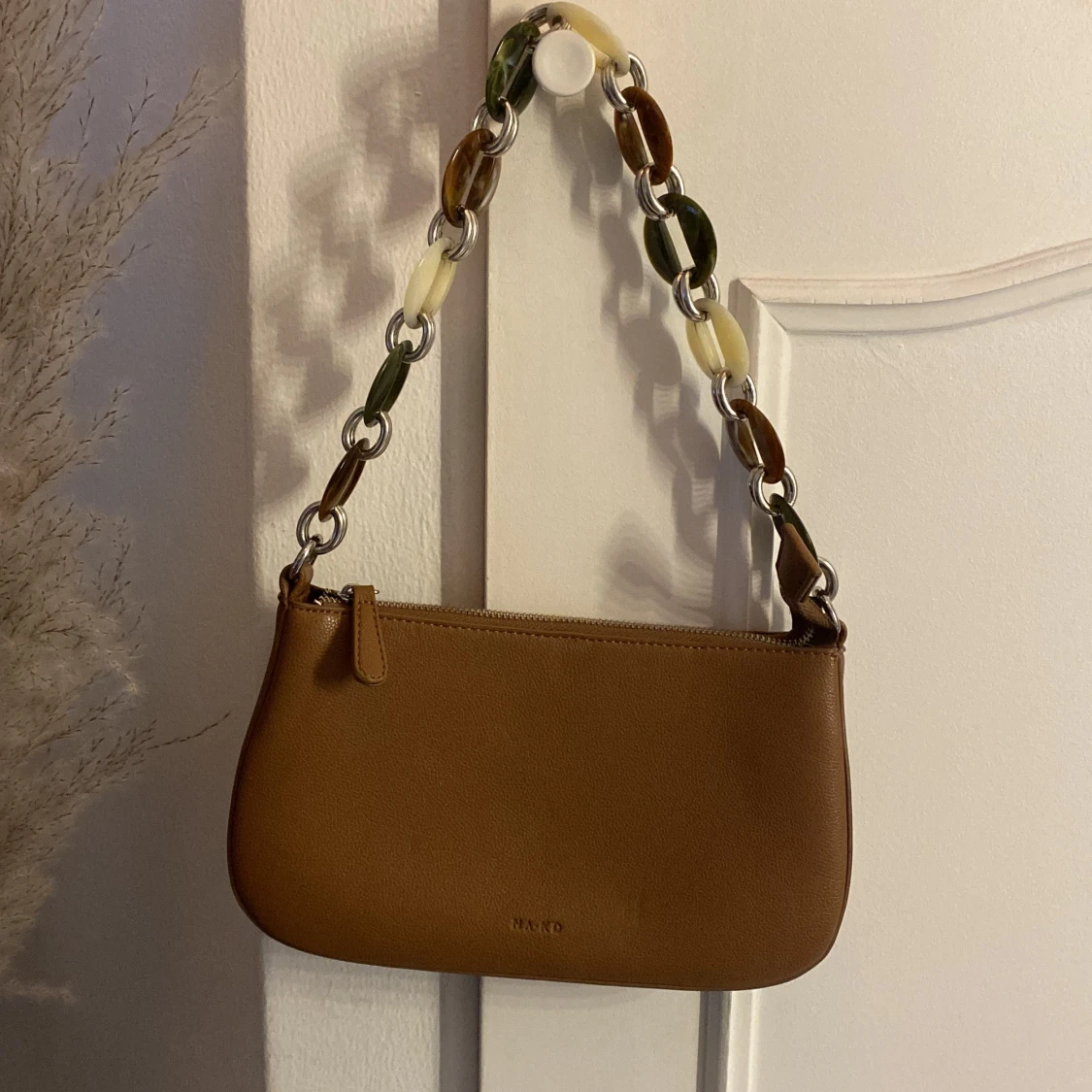 Brun axelväska från NA-KD