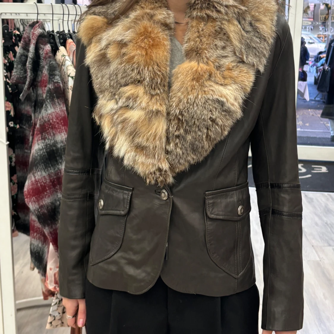 Brun äkta skinnjacka med pälsdetaljer