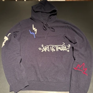 Zadig & Voltaire Hoodie - Säljer en mörkblå hoodie från Zadig & Voltaire | Skick 9/10 | En deffekt (se bild 4) | Nypris ligger på 5 000kr | Mitt pris 2 499kr | Storlek S | 30% Kashmir | Hör av dig vid minsta fundering 🙌