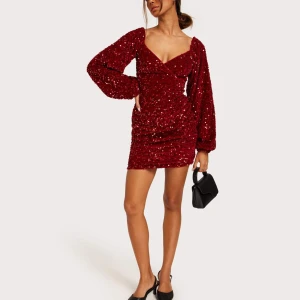 Vinröd glittrig klänning - Snygg vinröd klänning med glittriga paljetter och en v-ringad design. Den har långa ärmar och en tight passform som framhäver figuren. Perfekt för festliga tillfällen!