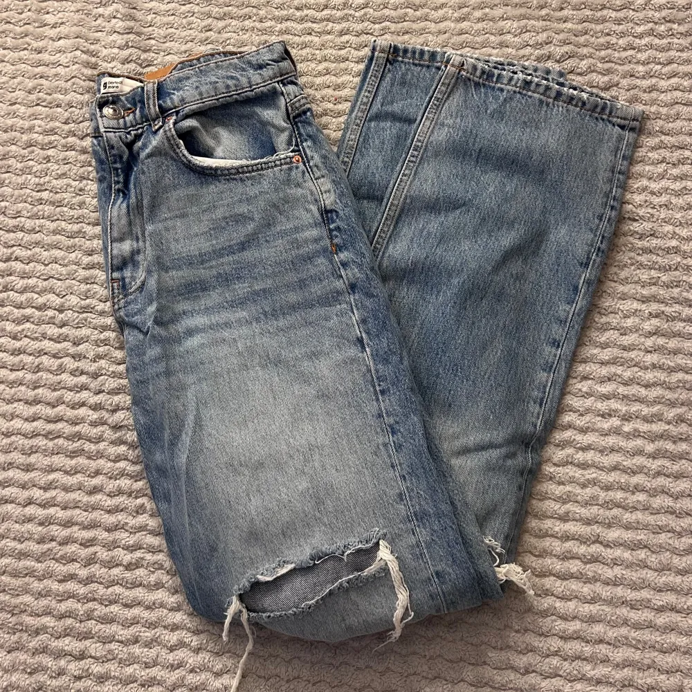 Raka jeans med hål från Hina. Använt få gånger. Jeans & Byxor.