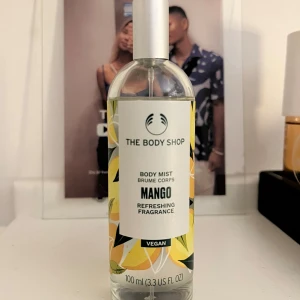 Mango body mist  - så najs bodymist i doft av mango från the body shop! 💛har användas lite lite grann men typ hela flaskan full (se bild 2)