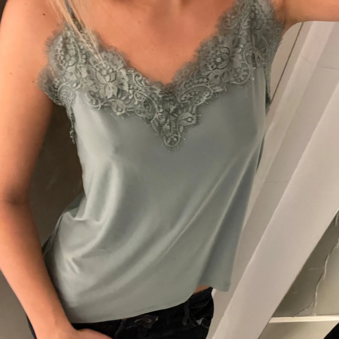 Grå linnetopp med spetsdetaljer från Amisu