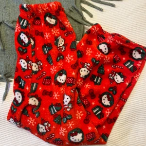 Hello kitty jul mysbyxor - Världens sötaste juliga mjukisbyxorna med hello kittys på 🥺❤️så mjuka och varma, ingen resår vid anklarna (dvs straight fit) säljer pga råkade beställa 2 par 🎄 