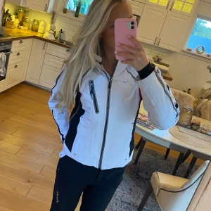 Skidställ - Säljer detta snygga skidställ från Phenix då det tyvärr blivit för litet. Varmt och skönt med många praktiska fickor. Mycket bra skick. Nypris för båda 3000kr och mitt pris 1700kr💓Pris kan diskuteras vid snabb affär!