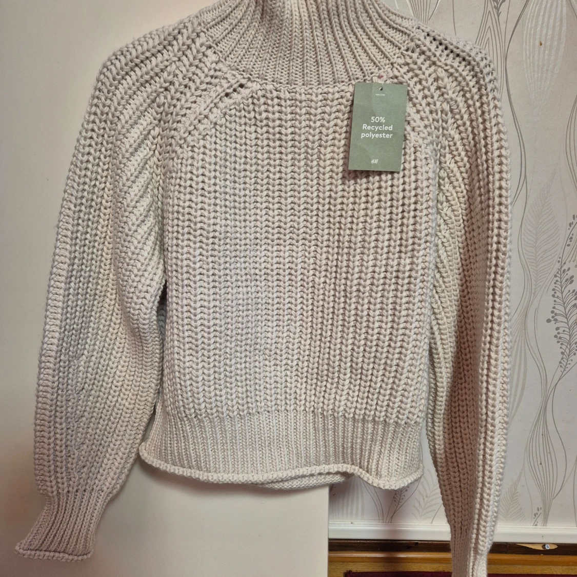 Vit stickad tröja i återvunnen polyester