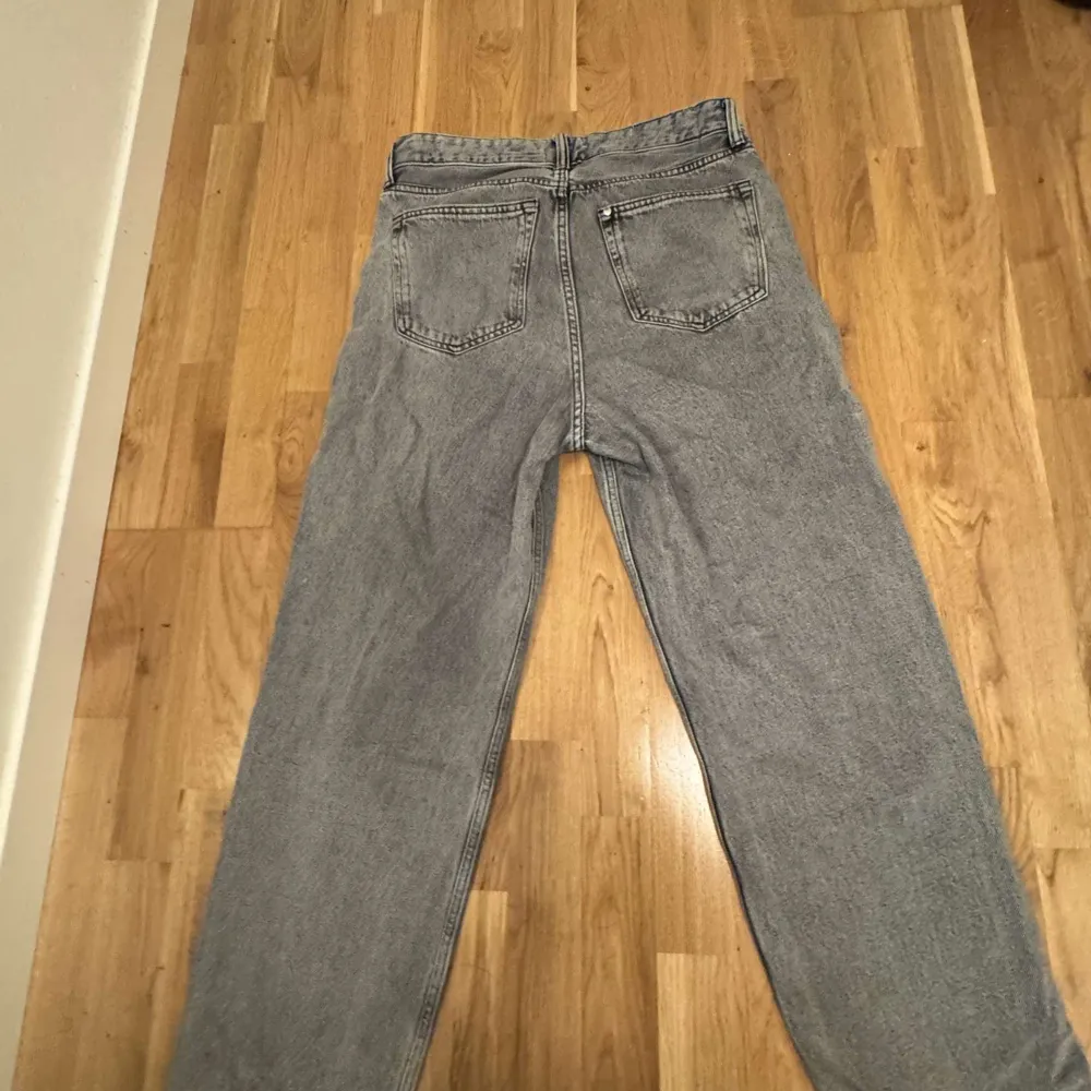 Säljer ett par grå loose fit jeans från H&M i storlek 31/32. De är i bra skick och perfekta för en avslappnad stil. . Farkut & Housut.