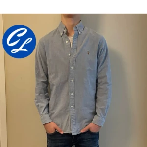 Blå skjorta från Ralph Lauren - Säljer en snygg blå skjorta från Ralph Lauren i mycket bra skick. Skjortan är i storlek M men passar även S. Bilden är tagen från andra killens annons som jag köpte av men säljer då den var för stor.