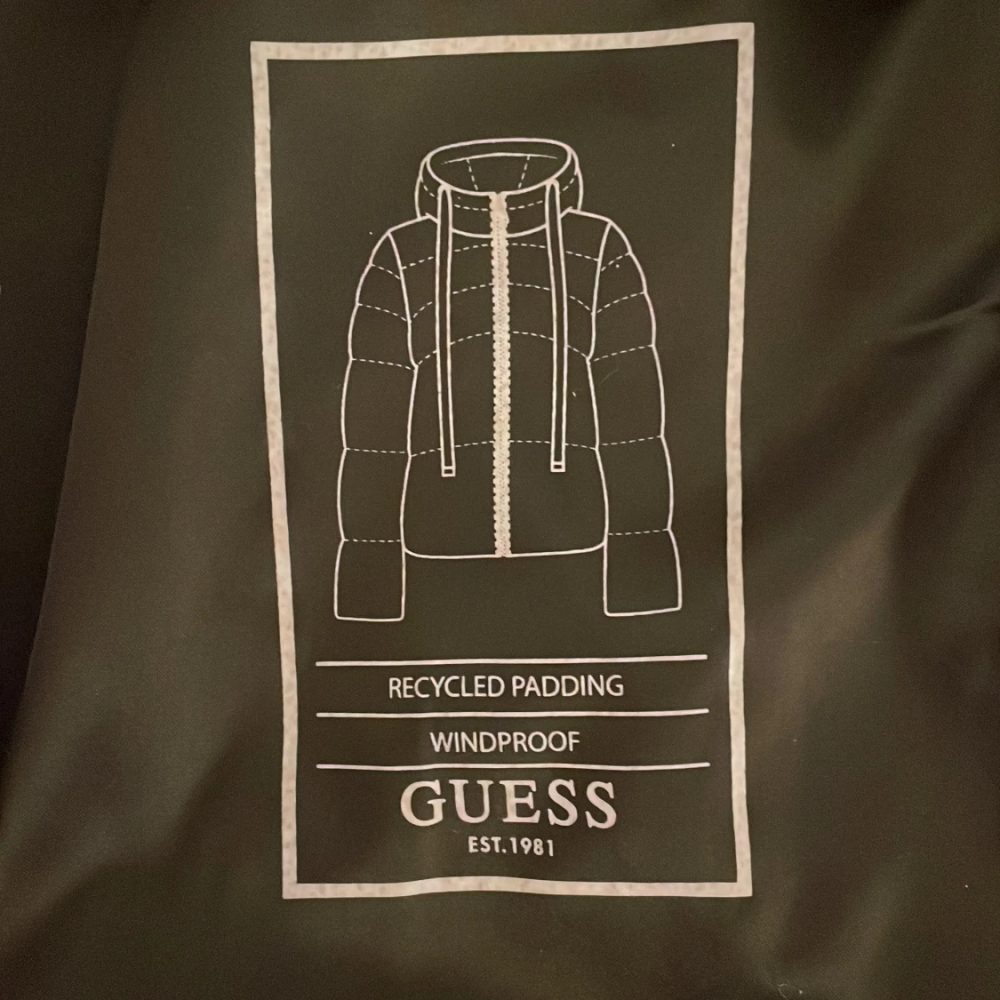 Svart pufferjacka från Guess - 91