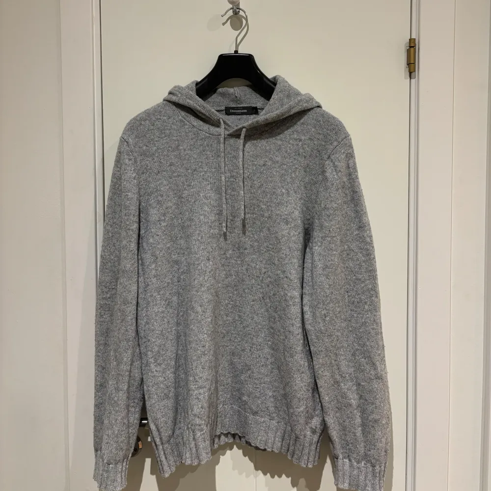 Säljer denna snygga stickade hoodien från Dressmann! Perfekt nu till hösten/vintern. Inga defekter endast lite nopprig! Tveka inte att höra av dig vid frågor och funderingar:) . Hoodies.