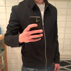Les deux jacka - Säljer en stilren  jacka från Les Deux i mycket bra skick. Helt oanvänd, bara testad. Säljer då den är för stor för mig. Nypris 1700kr