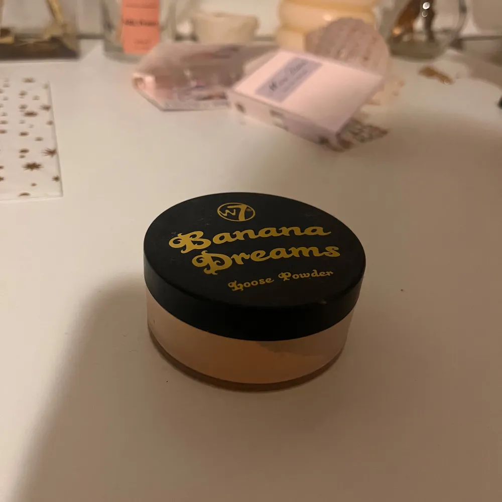 Säljer en Banana Dreams Loose Powder från W7. Det är ett löspuder i en ljusgul nyans som hjälper till att sätta sminket och gör att sminket stannar mycket längre. Perfekt för att ljusa upp under ögonen eller för att fixera foundation. Kommer i en praktisk burk med skruvlock. Endast använd 4 gånger.. Skönhet.