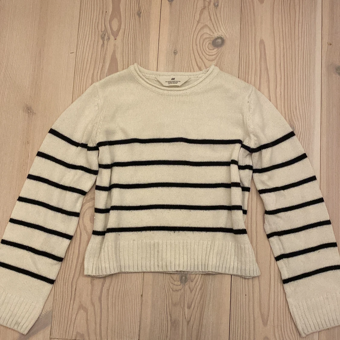 Vit och svart randig tröja från H&M! Storlek 146-152!