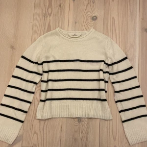 Vit och svart randig tröja från H&M! Storlek 146-152! - Säljer en superfin tröja från H&M! Den är ljusare i verkligheten och den är i bra skick! Inga hål eller defftekter! Använt ett tag men sparsamt!💕