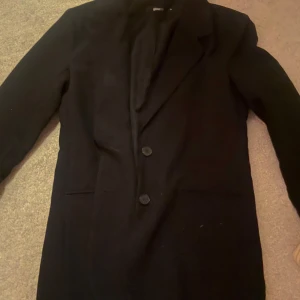 Svart kappa från Gina Tricot - Snygg svart kappa från Gina Tricot i storlek 36. Perfekt för fest.  Den är i bra skick och har inga deffekter. Nypris var 600 men säljer för 300❤️ kom privat för fler frågor❤️