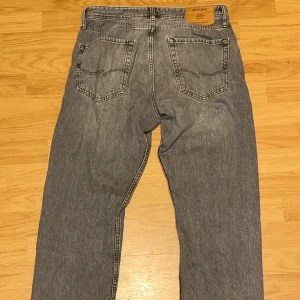 Jack & Jones jeans - Ett par gråa Regular fit Jack & Jones jeans som har varit använda. Väldigt sköna och passar perfekt! 