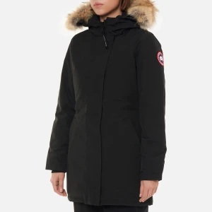 Canada Goose - Säljer en svart parkajacka från Canada Goose i bra skick i modellen Victoria Parka. Jackan har en varm pälsfodrad huva och långa ärmar, perfekt för kalla vinterdagar. Säljer den då den inte passar mig längre. Kvitto finns, skriv för egna bilder❤️