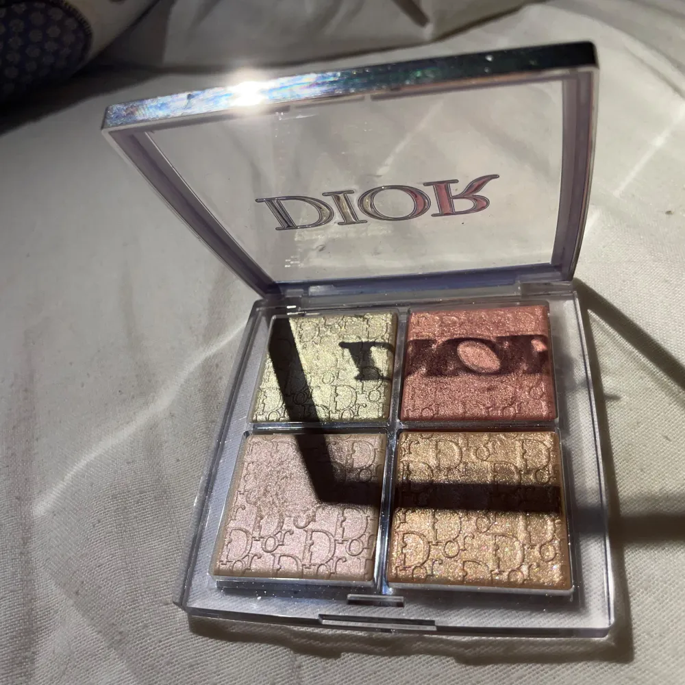 Säljer en superfin Dior Backstage Glow Face Palette i nyansen 004 Rose Gold. Paletten har fyra olika färger Shimmer Rose, Metallic Golden Peach, Metallic Pink Gold och Sheer Gold Pearl. Älskar den men jag behöver verkligen pengar just nu så måste tyvärr göra mig av med den, pris går att diskuteras. Vet inte om de funkar att trycka på köp nu men jag ska försöka fixa om det inte funkar jag tar också Swish. . Skönhet.