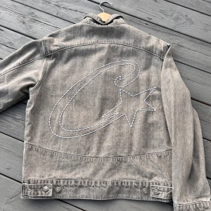Corteiz c star denim jacka  - Fet Corteiz denim jacka i S, använd 2 gånger, matchande byxor finns också, nypris~1800