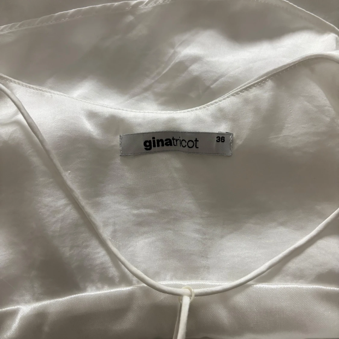 Vit ärmlös topp från Gina Tricot - 92