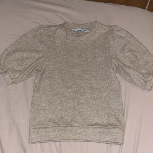 Puff top från Lager 157 - Har bara använts en gång, den är som ny och sitter som en vanlig xs💖kontakta för fler bilder om du är intresserad