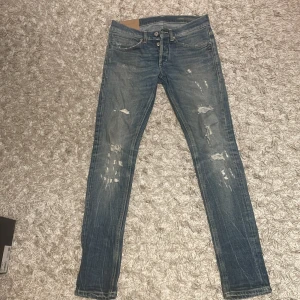 Dondup George jeans - Säljer ett par Dondup jeans. Modell George. Skick 8,5/10. Säljer pga för små. Storlek 29 men kan passa typ st 30. Färg blå med snygga slitningar. Nypris: 3200 kr. Mitt pris: 599 kr. Kan tänka mig att gå ner i pris vid snabb affär.🤑💸