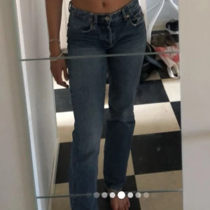 Mid rise straight tvättblå  Zara jeans  - Snygga jeans i fin blåfärgad, midrise , bra kvalitet och sitter snyggt. Säljer för att det är för litet