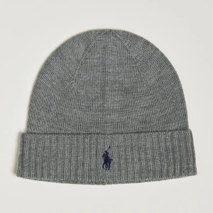 Polo Ralph Lauren Mössa Merino Beanie Fawn Grey Heather - Mössa från Polo Ralph Lauren. Varumärket har blivit en symbol för autenticitet genom en kombination av klassisk engelsk stil och den amerikanska östkustens avslappnade estetik.  Passar alla  Tvättad  Kan mötas/fraktas Välmött 