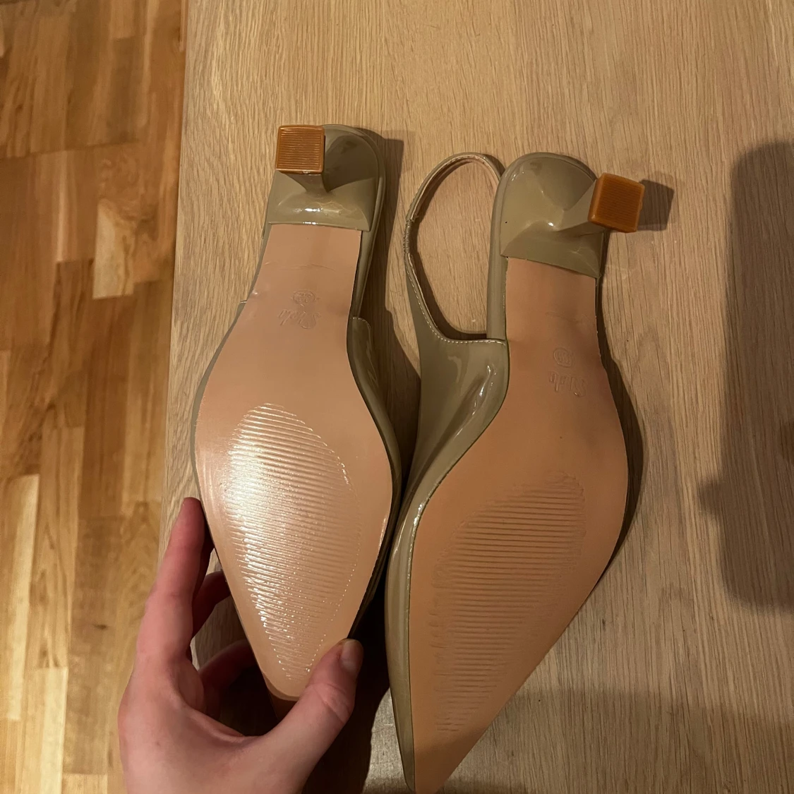 Beige pumps med spetsig tå - 93