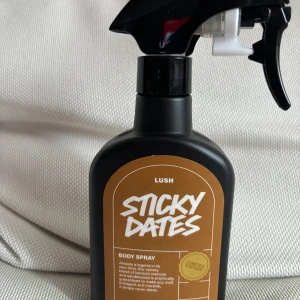 Sticky Dates Body Spray från Lush  - Ca 170 ml kvar.