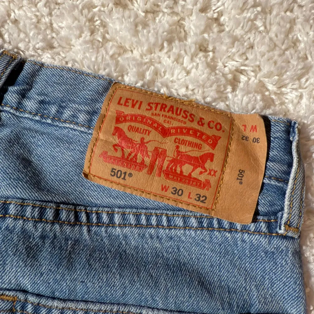 Säljer ett par klassiska Levi's 501 jeans i blå denim. De har en straight passform och är i mycket bra skick. Perfekta för både vardag och fest! 🕺. Jeans & Byxor.