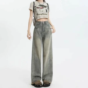 Jeans från Sydkorea vintage stil - Säljer ett par helt nya jeans köpta i Sydkorea. De är i vintage stil med slits nedtill. De är tajt i midjan och utsvängda nedtill. Sitter super snyggt! Passar någon 150-165cm.