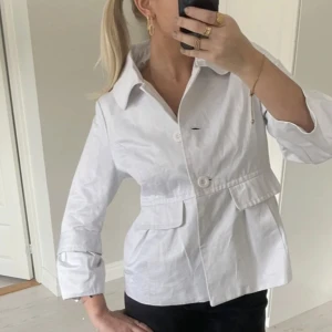 Vit jacka - Så fin jacka i jätte bra skick, passar alla tillfällen❤️