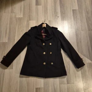 Gant kappa - Säljer nu min gant kappa. Kappan har 6 st guldiga knappar och är i nyskick. Storlek M men sitter som S. Priset gå att diskutera! Skriv vid minsta funderingar! Nypris runt 4000!