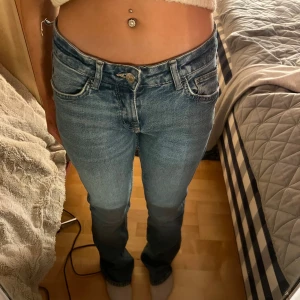Blå jeans i bra skick - Säljer ett par snygga blå jeans i bra skick. De är ett par lågmidjade jeans köpta från zalando. Dem har dock en liten defekt på ena sidan men som man inte märker av om man inte vet av de, därav priset! Personen som har jeansen på sig är cirka 160 lpng och den går hela vägen ner till marken. Säljes då dem inte kommer till användning längre. 