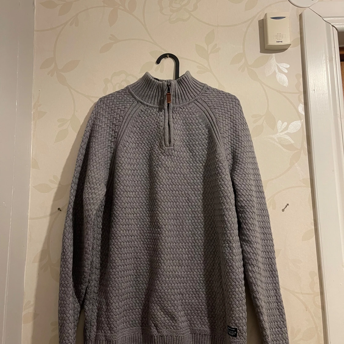Grå stickad tröja med dragkedja från Bondelid