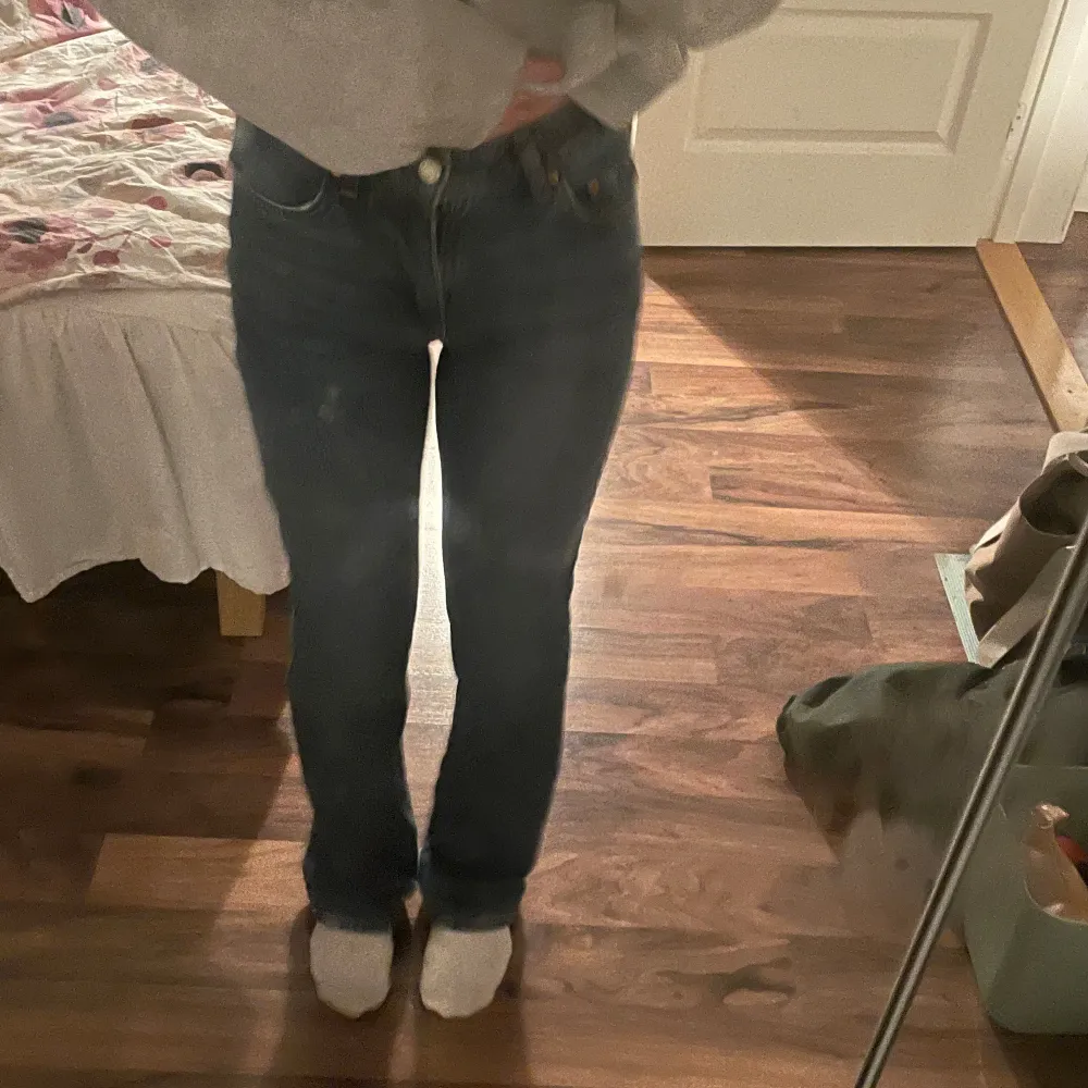 Säljer ett par snygga blå jeans från Perfect Jeans i storlek 32. Är 1,63 och sitter perfekt i längden. Säljer för att dem sitter för tajt i midjan. . Jeans & Byxor.