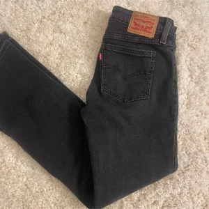 Svarta jeans från Levi's - Säljer ett par klassiska svarta Levi's jeans i mycket bra skick. De har en snygg och tidlös design med fem fickor och en bekväm passform. Perfekta för både vardag och fest! 🖤