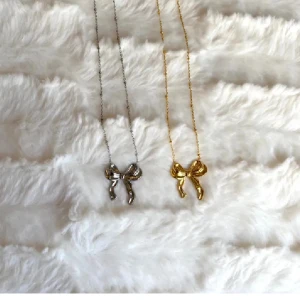 Molli- Juni halsband - Kommande månad så kommer vi ha december erbjudande! ! Så ALLA smycken, kostar 89kr/ st🩷🤍 Vill du beställa redan ikväll så får du självklart ta del av detta erbjudande🤗 Smyckena är i rostfritt stål och finns i både guld som silver🤍 Vi erbjuder frakt för 18kr via brev🫶🏼