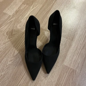 Mango stilettklackar  - I princip aldrig använda märkte när jag gick utanför dörren att dom va för stora men då var det försent att skicka tillbaka. Svarta stilrena i mocka 