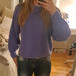 Lila stickad tröja från Zara - Säljer en superfin lila stickad tröja från Zara i storlek S. Den är perfekt för höst och vinter med sin mysiga och varma känsla. Tröjan har långa ärmar och en normal passform, vilket gör den både bekväm och stilren. Perfekt att matcha med jeans eller kjol för en avslappnad look!