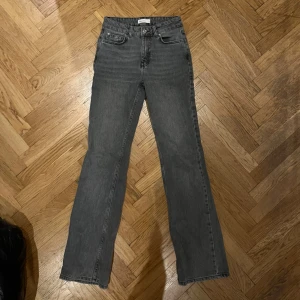Full length flare från Gina - Säljer dessa raka/bootcut jeans från Gina med medelhög midja💕