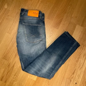 Replay anbass jeans - Tja! Säljer ett par feta Replay Anbass jeans. Nypris: 1700❌ mitt pris:549✅                           Hör av er om ni har några frågor eller funderingar!😊