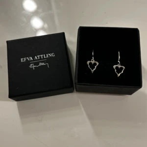 Silverörhängen från Efva Attling - Säljer ett par fina silverörhängen från Efva Attling. Aldrig använda, kommer i orginalförpackning. Priset går att diskutera💞💞💞