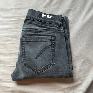 Dondup George - Säljer dessa tvär feta dondup jeans i modellen George! 😍 Sitter skit nice och är extremt bekväma. Jeansen är i storlek 31 och i riktigt fint skick🤩 passar perfekt nu till vintern ❄️