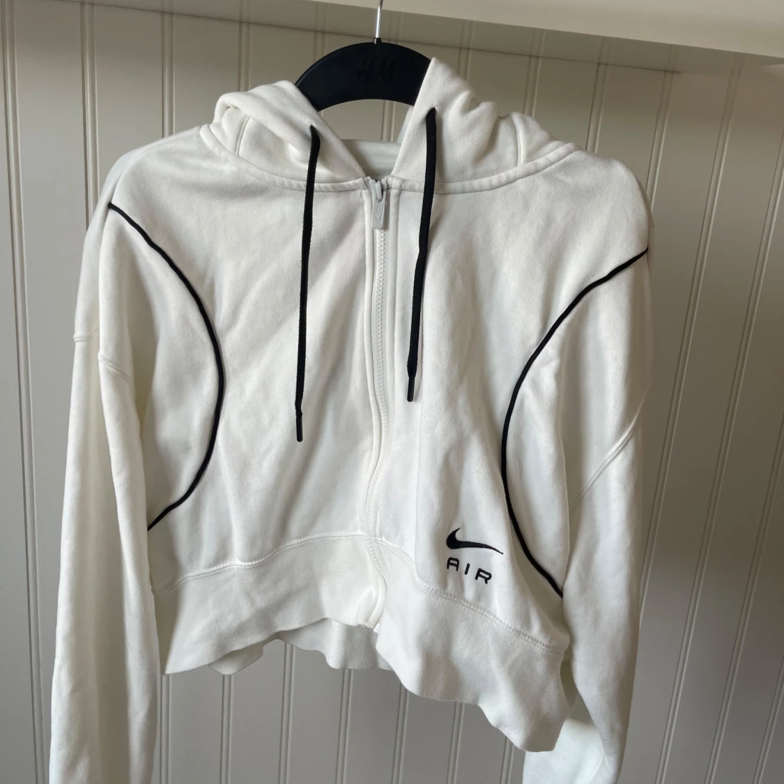 Vit croppad hoodie från Nike - 90